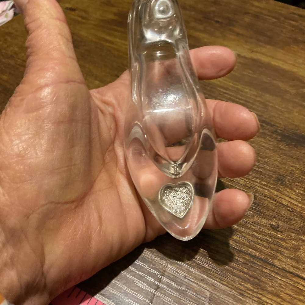 Cinderella's glass slipper with red crystal heart buckle in front - Picture 6 of 7